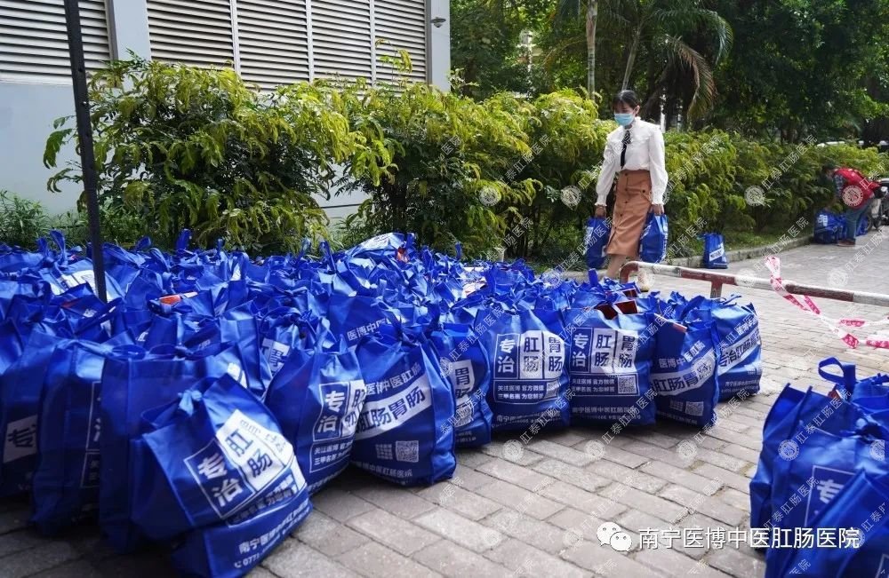 獻(xiàn)愛心·戰(zhàn)疫情|我院支部走進(jìn)安吉華都小區(qū)開展捐物活動