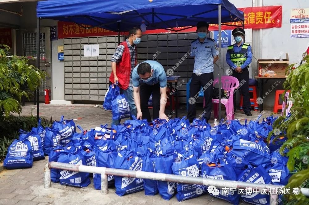 獻(xiàn)愛心·戰(zhàn)疫情|我院支部走進(jìn)安吉華都小區(qū)開展捐物活動