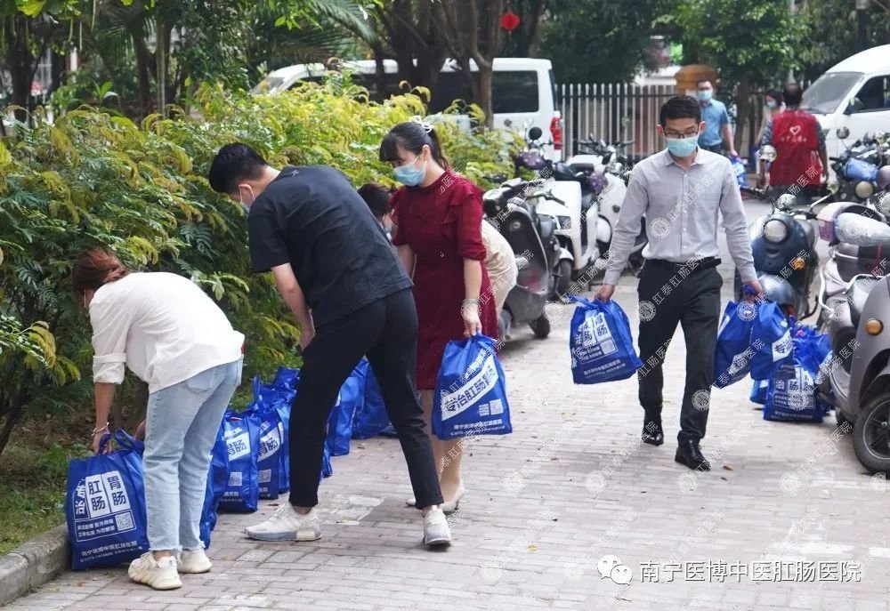 獻(xiàn)愛心·戰(zhàn)疫情|我院支部走進(jìn)安吉華都小區(qū)開展捐物活動